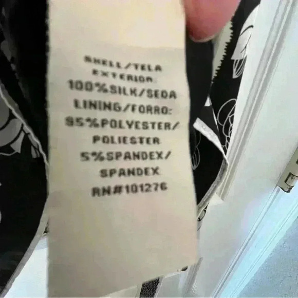 ECI silk blouse size 6 black & white floral design with tie back EUC - Picture 8 of 9